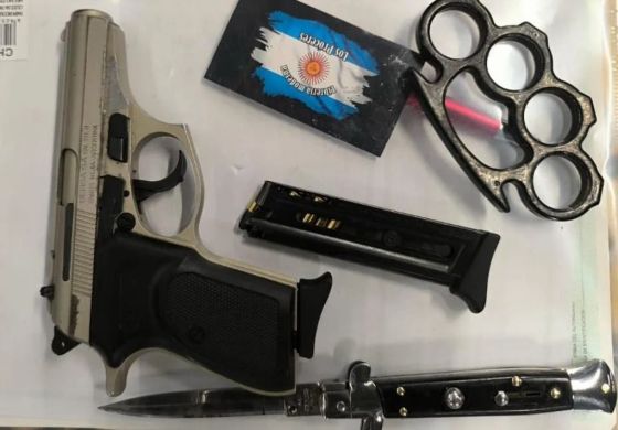 Subte: detuvieron en Retiro a un hombre que llevaba un arma con numeración suprimida, un cuchillo y una navaja